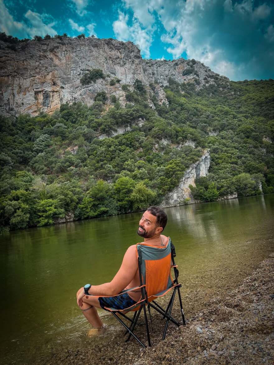 Οι βουτιές του Ηλία Βρεττού σε ποτάμι με τη σύζυγό του και τον πατέρα της: Ο πεθερός που θα ήθελαν όλοι, έγραψε