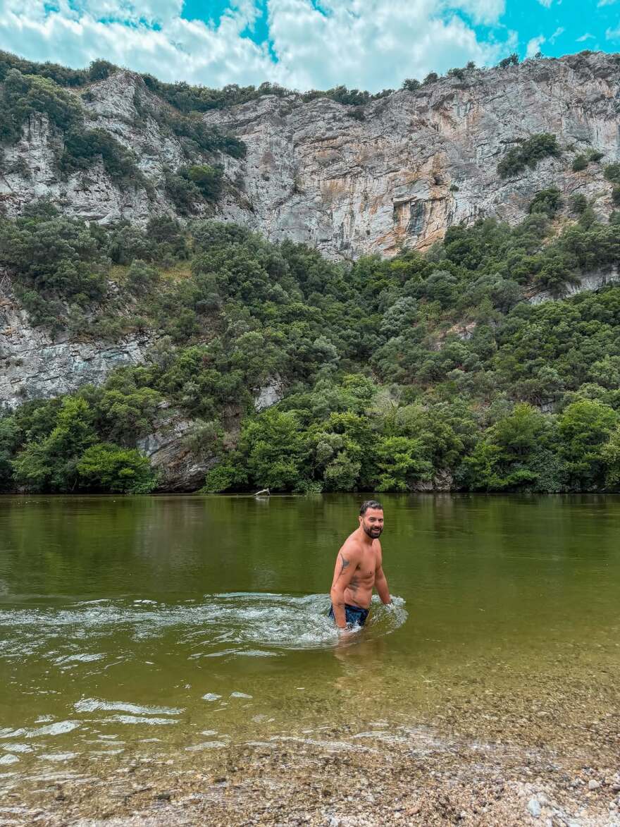 Οι βουτιές του Ηλία Βρεττού σε ποτάμι με τη σύζυγό του και τον πατέρα της: Ο πεθερός που θα ήθελαν όλοι, έγραψε