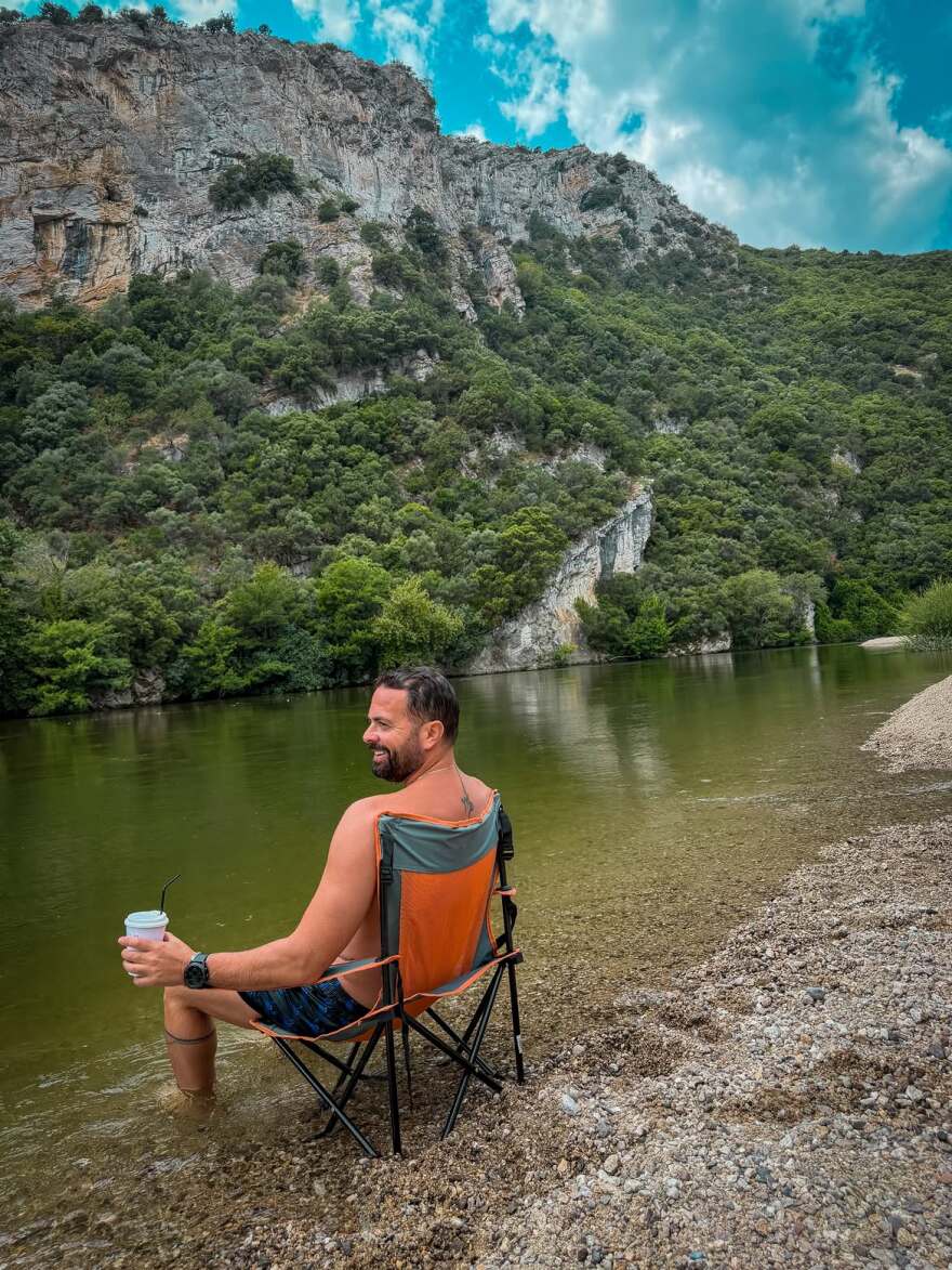 Οι βουτιές του Ηλία Βρεττού σε ποτάμι με τη σύζυγό του και τον πατέρα της: Ο πεθερός που θα ήθελαν όλοι, έγραψε