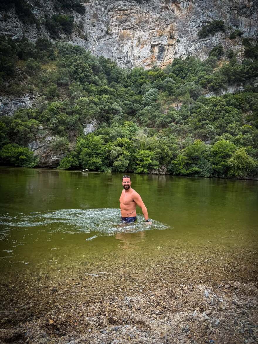 Οι βουτιές του Ηλία Βρεττού σε ποτάμι με τη σύζυγό του και τον πατέρα της: Ο πεθερός που θα ήθελαν όλοι, έγραψε