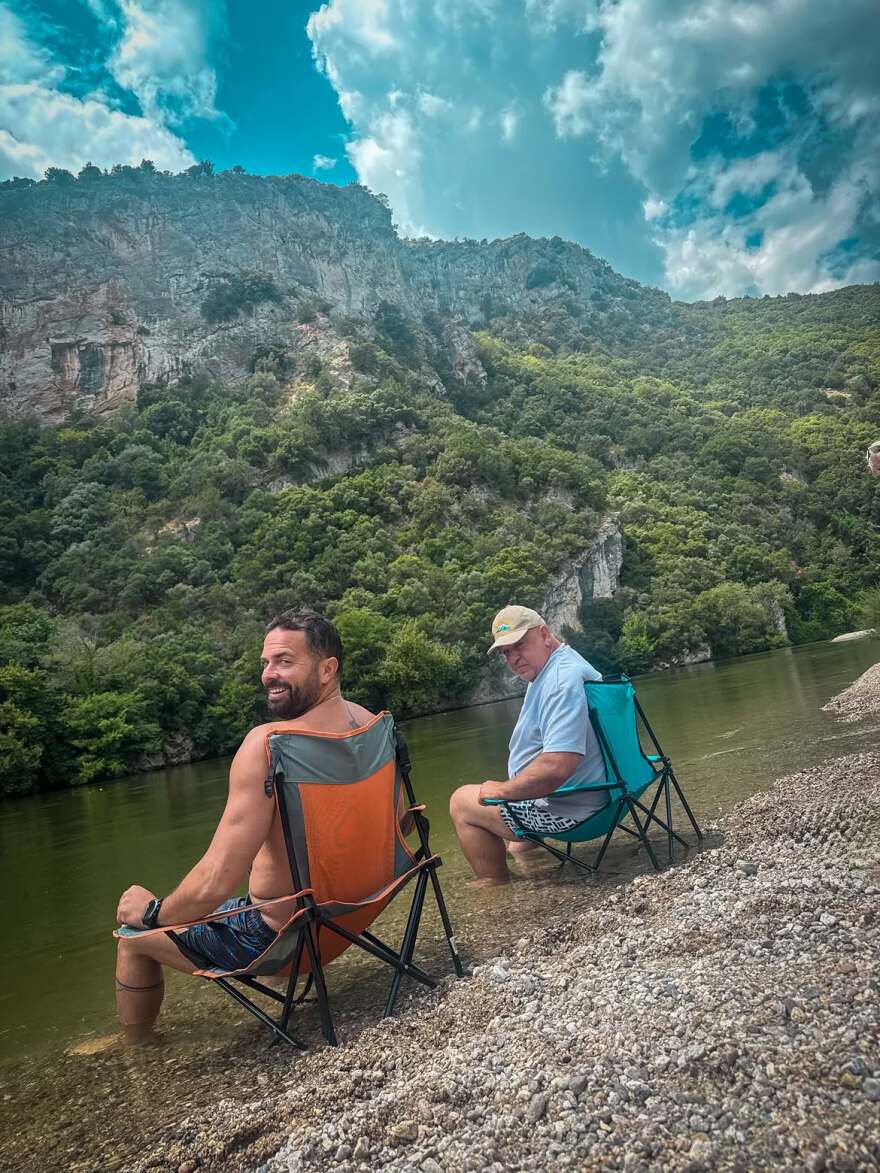 Οι βουτιές του Ηλία Βρεττού σε ποτάμι με τη σύζυγό του και τον πατέρα της: Ο πεθερός που θα ήθελαν όλοι, έγραψε