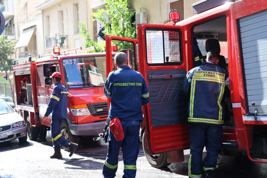 Από την κουζίνα ξεκίνησε η φωτιά στο διαμέρισμα στα Πατήσια που στοίχισε τη ζωή σε μία ηλικιωμένη και τραυμάτισε σοβαρά τον σύζυγό της