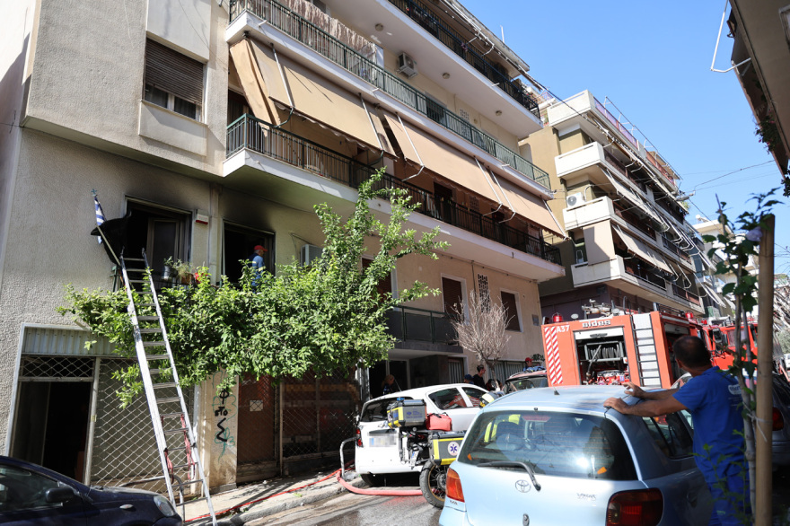 Από την κουζίνα ξεκίνησε η φωτιά στο διαμέρισμα στα Πατήσια που στοίχισε τη ζωή σε μία ηλικιωμένη και τραυμάτισε σοβαρά τον σύζυγό της