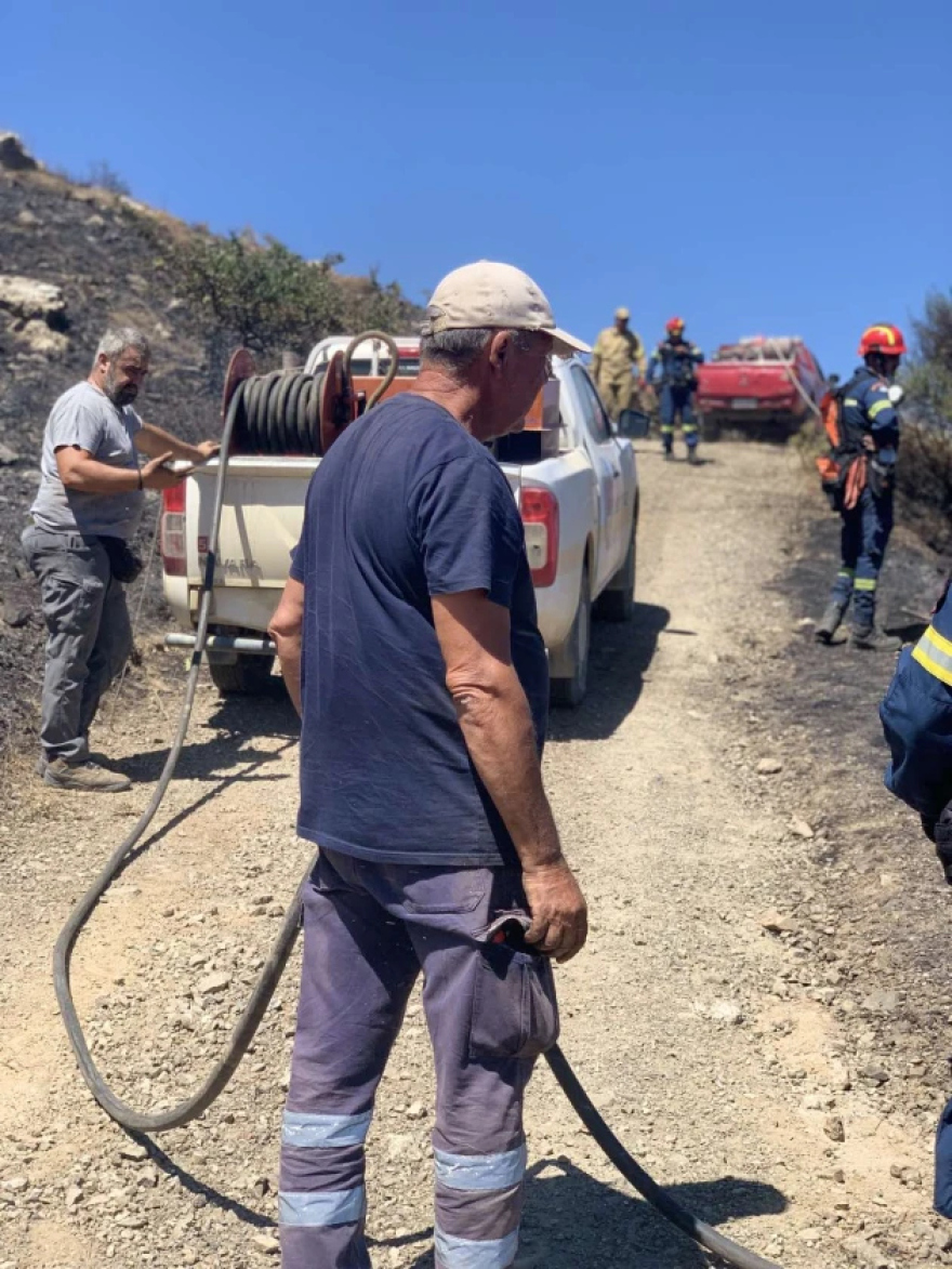 Φωτιά στο Μελιδοχώρι Ηρακλείου: 112 για εκκένωση δύο περιοχών, οι ισχυροί άνεμοι αναζωπυρώνουν το μέτωπο