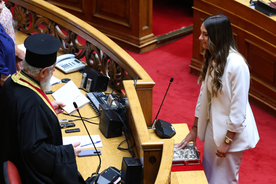 Ορκίστηκε βουλευτής του ΣΥΡΙΖΑ και ανεξαρτητοποιήθηκε αμέσως η Μυρτώ Κοροβέση

