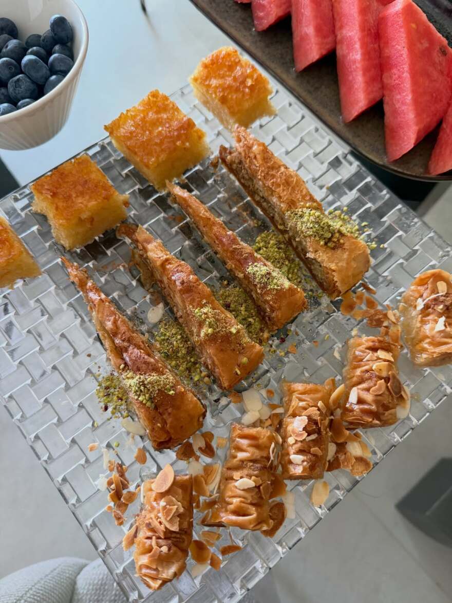 Η Μάγκι Τζίλενχαλ ανέβασε φωτογραφίες από τις διακοπές της στην Κέρκυρα και μοιράστηκε το «μυστικό» της Τζάκι Κένεντι με το βούτυρο του νησιού