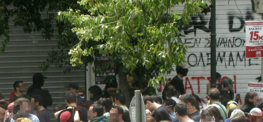 «Είχαν στολή για να ξεχωρίζουν, δεν το είχαμε δει ποτέ μέχρι τότε»:  Η μαρτυρία και τα καρέ του δημοσιογράφου για τους 3 της Marfin