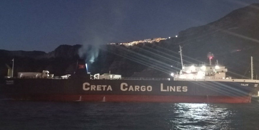Εμπορικό πλοίο παλεύει να δέσει σε λιμάνι της Σαντορίνης, έχει κολλήσει η άγκυρά του, δείτε βίντεο