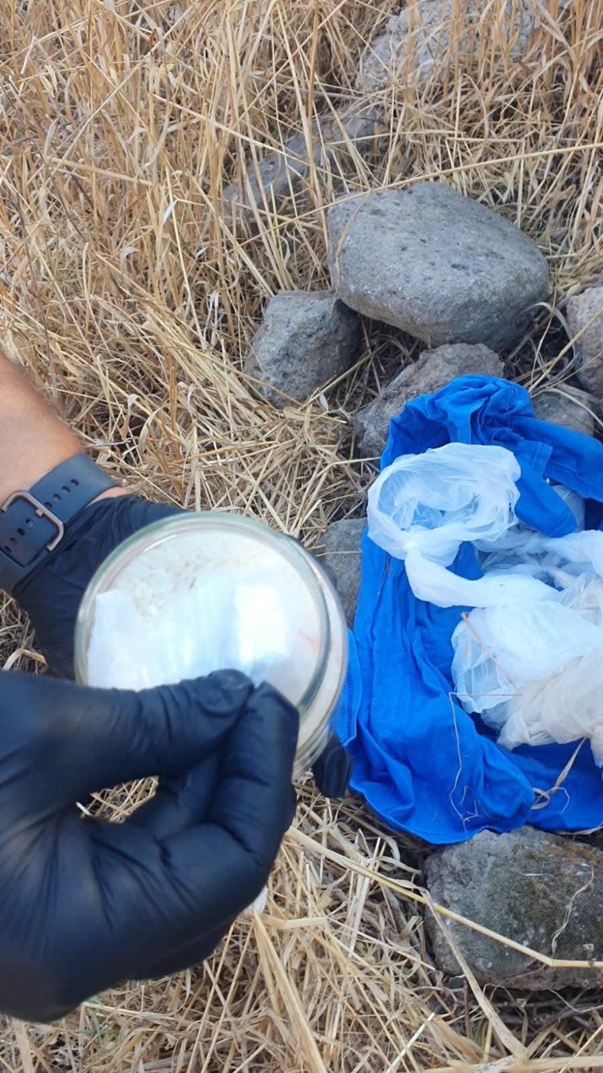 Συνελήφθη 34χρονος για διακίνηση κοκαΐνης στη Μήλο, έκρυβε μεγάλες ποσότητες γύρω από το σπίτι του