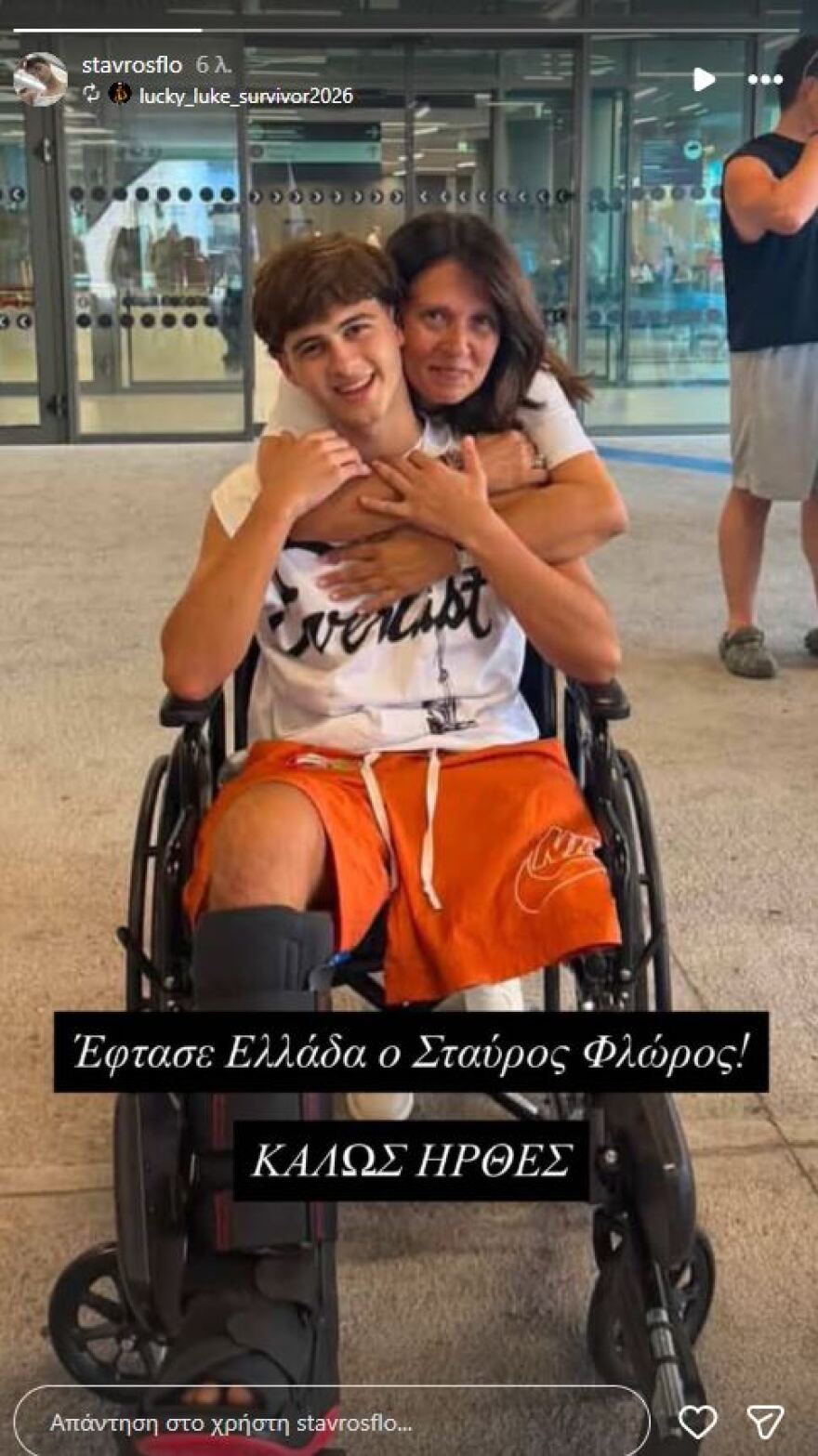 Survivor: Στην Ελλάδα ο Φλώρος μετά το σοβαρό ατύχημά του 2 Ο Σταύρος Φλώρος επέστρεψε στην Ελλάδα δύο μήνες μετά το σοβαρό ατύχημά του στο Survivor