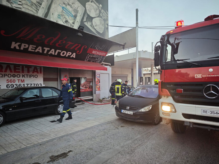Υπό έλεγχο η φωτιά σε επιχείρηση στη λεωφόρο Δημοκρατίας, στο Μενίδι