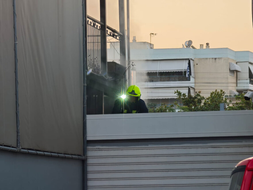 Υπό έλεγχο η φωτιά σε επιχείρηση στη λεωφόρο Δημοκρατίας, στο Μενίδι