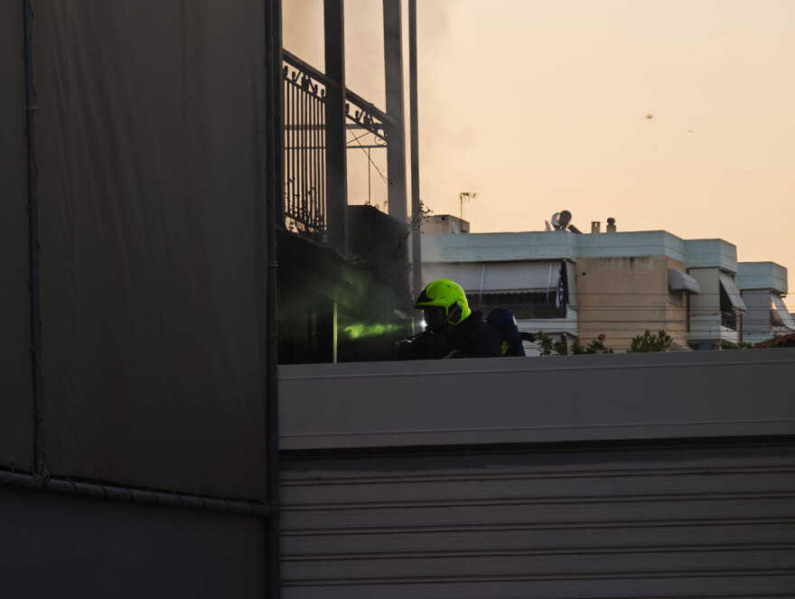 Υπό έλεγχο η φωτιά σε επιχείρηση στη λεωφόρο Δημοκρατίας, στο Μενίδι