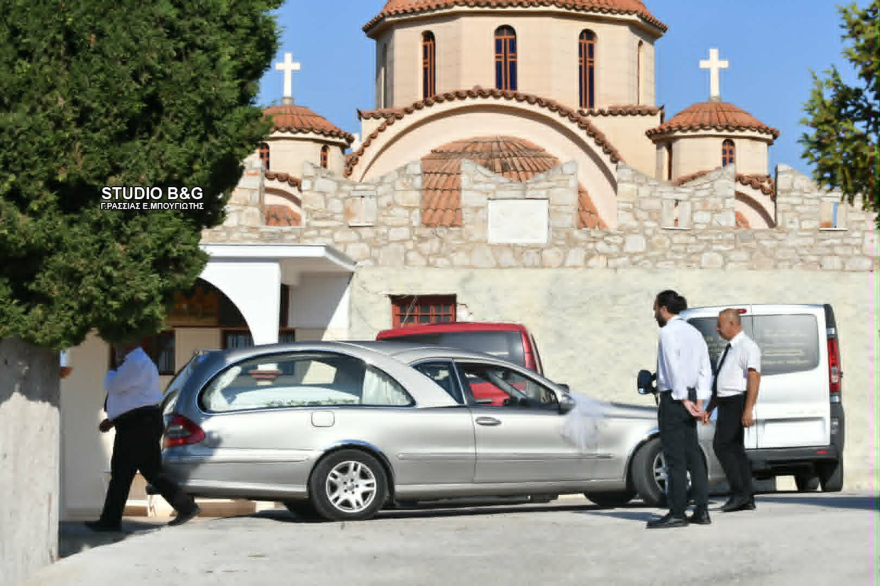 Άργος: Σε κλίμα οδύνης η κηδεία του 20χρονου Θοδωρή που έπεσε νεκρός από πυροβολισμούς αστυνομικών