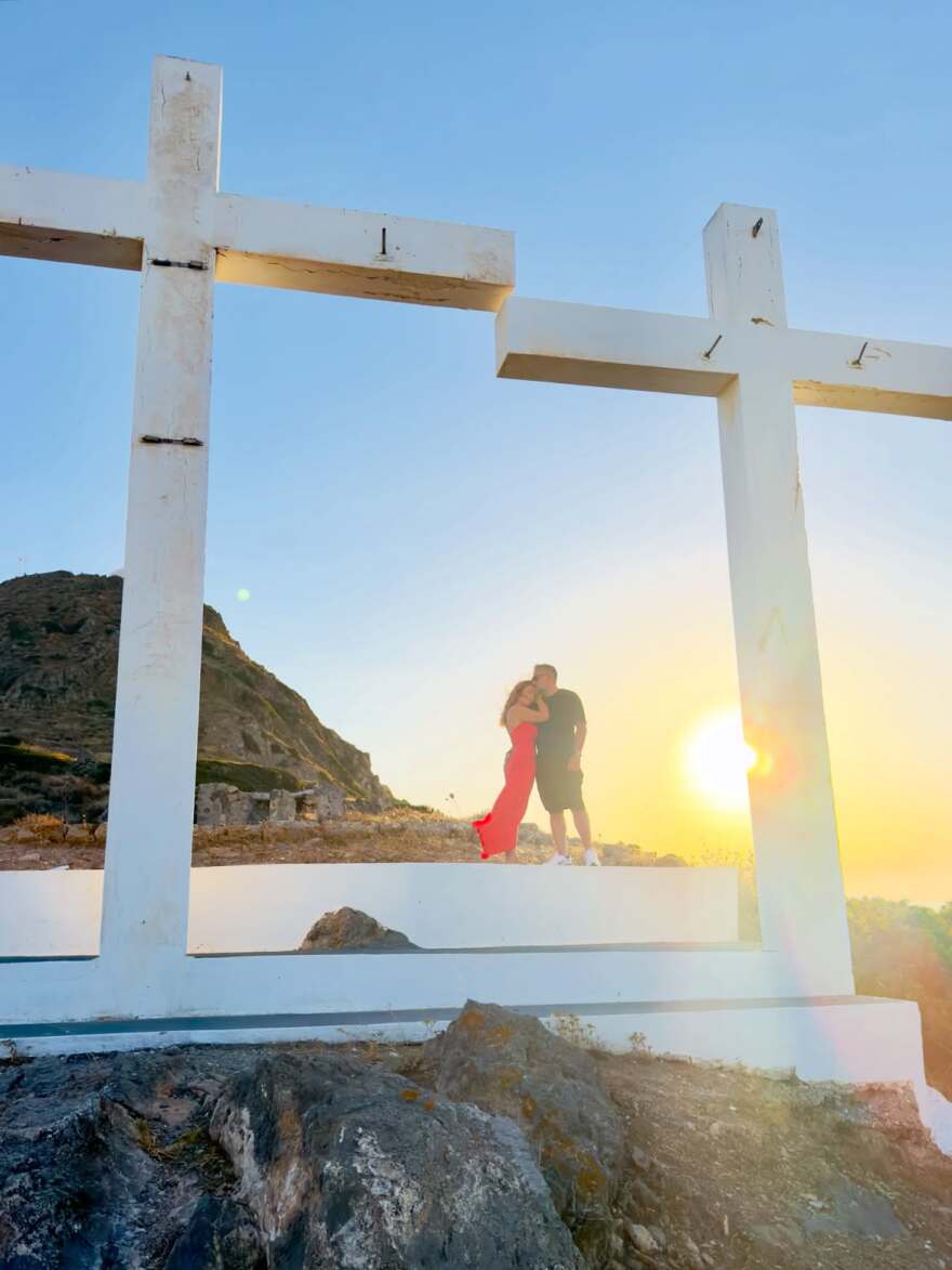 Η Βάσω Λασκαράκη αγκαλιά με τον Λευτέρη Σουλτάτο στη Μήλο: Κάποια ηλιοβασιλέματα μένουν για πάντα, έγραψε η ηθοποιός