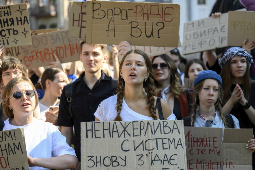 Νέες διαδηλώσεις διαμαρτυρίας στην Ουκρανία για την αποπομπή του υπουργού Άμυνας Μιχαήλο Φιόντοροφ