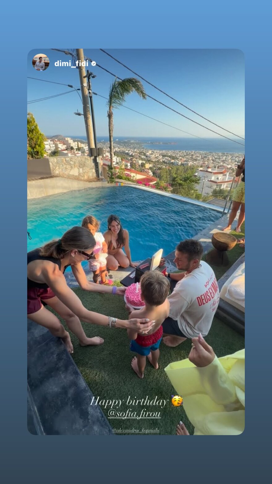 Το πάρτι γενεθλίων της Σοφίας Φυρού: Οι φωτογραφίες με μπικίνι δίπλα σε πισίνα, οι δύο τούρτες και τα πυροτεχνήματα
