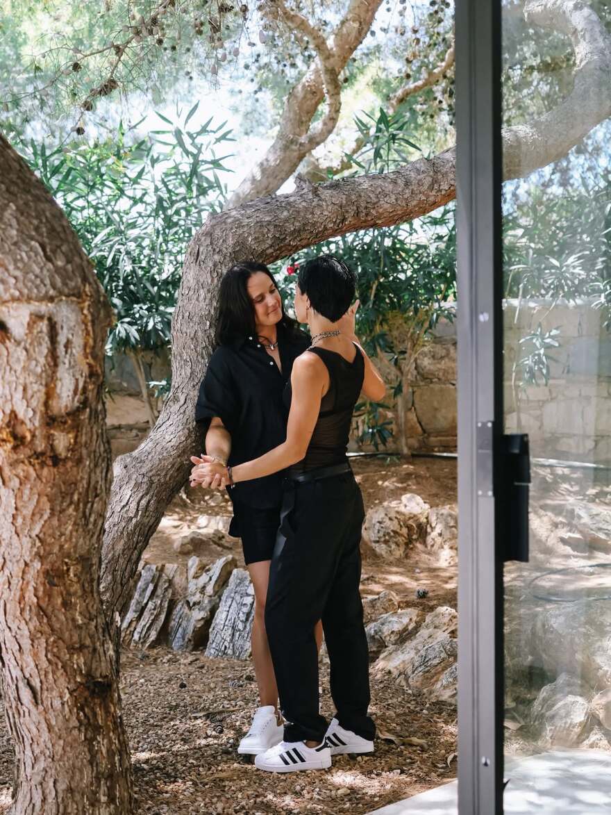 Παντρεύτηκε στην Αθήνα η Αυστραλή τενίστρια Ντάρια Κασάτκινα με τη σύντροφό της: Τα φιλιά στο στόμα, οι 40 καλεσμένοι και οι χορευτικές φιγούρες