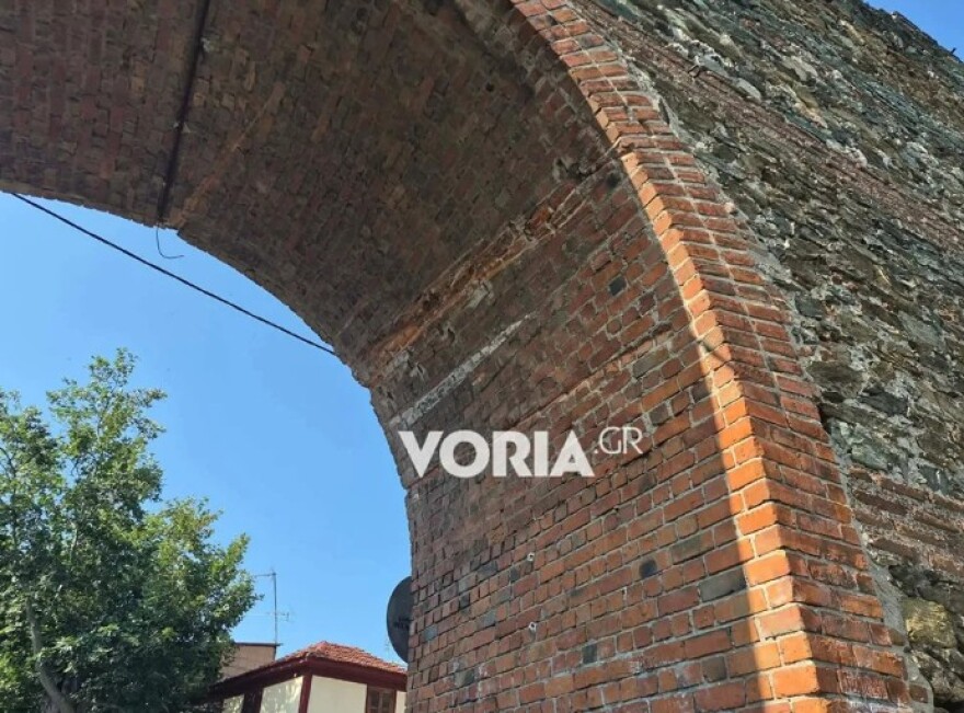 Φορτηγό σφήνωσε στην Πορτάρα της Άνω Πόλης στη Θεσσαλονίκη και προκάλεσε φθορές στα τείχη, δείτε βίντεο