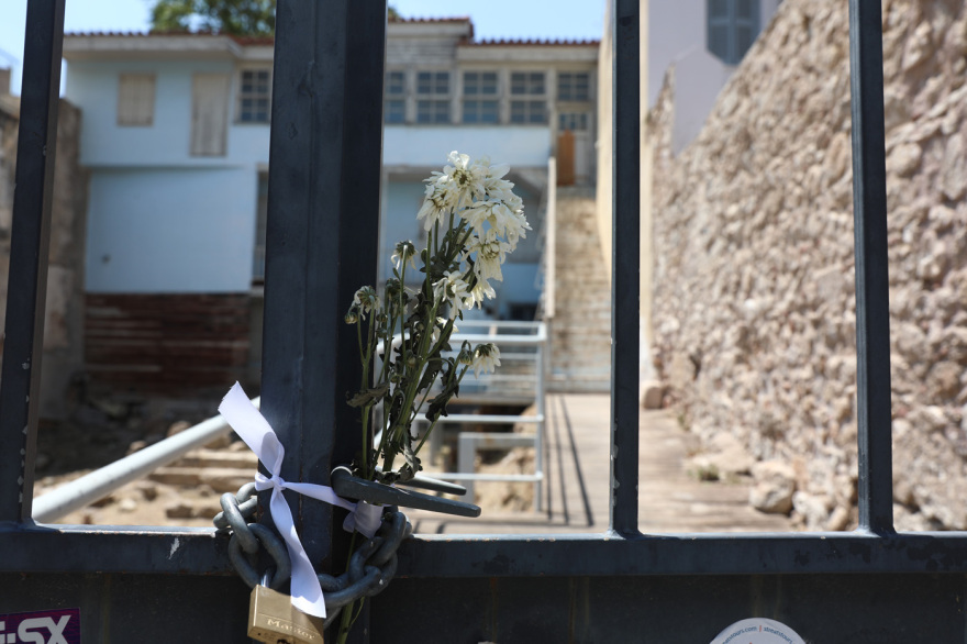 «Καλό ταξίδι κυρία Ελενίτσα μας»: Συγκινούν τα σημειώματα για τη Μάρω Κοντού έξω από το σπίτι που γυρίστηκε η ταινία «Η δε γυνή να φοβήται τον άνδρα»