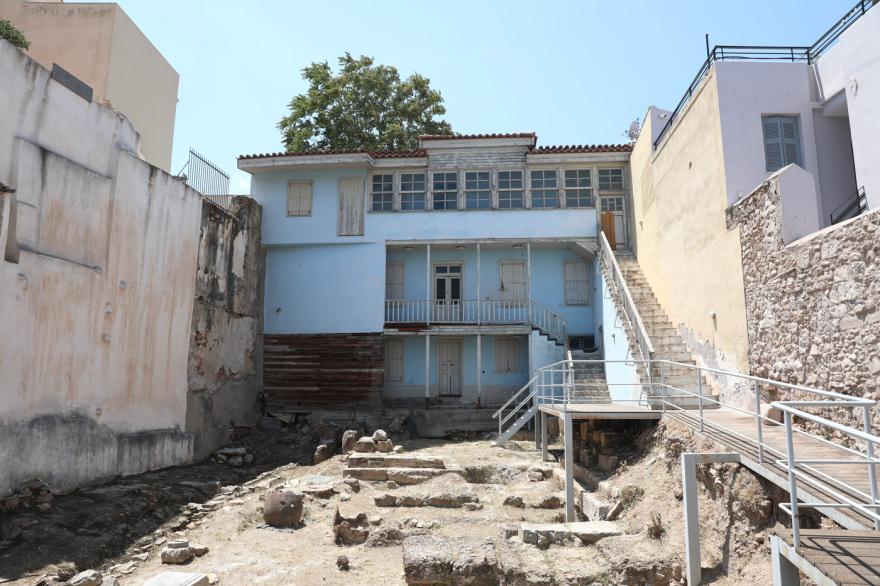 «Καλό ταξίδι κυρία Ελενίτσα μας»: Συγκινούν τα σημειώματα για τη Μάρω Κοντού έξω από το σπίτι που γυρίστηκε η ταινία «Η δε γυνή να φοβήται τον άνδρα»