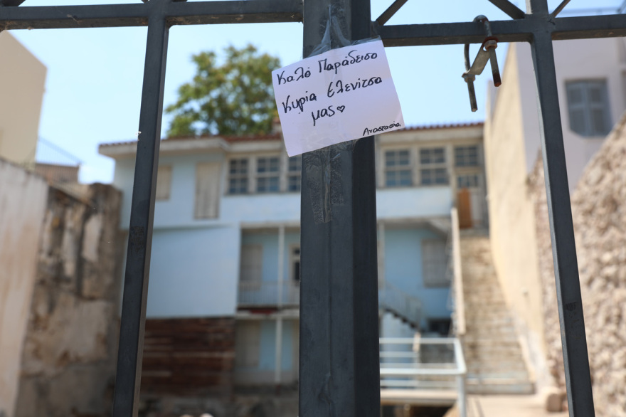 «Καλό ταξίδι κυρία Ελενίτσα μας»: Συγκινούν τα σημειώματα για τη Μάρω Κοντού έξω από το σπίτι που γυρίστηκε η ταινία «Η δε γυνή να φοβήται τον άνδρα»