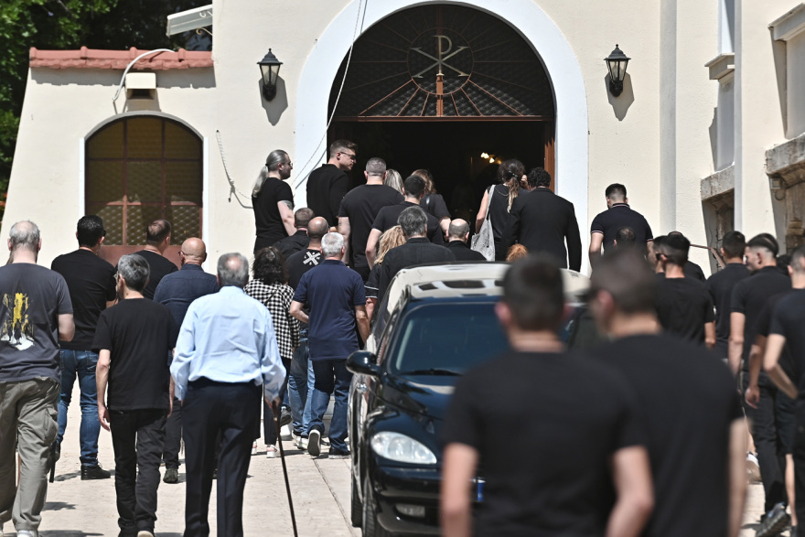 Συγγενείς και φίλοι αποχαιρέτισαν τον Λορέντζο Καριέρε, δείτε βίντεο και φωτογραφίες