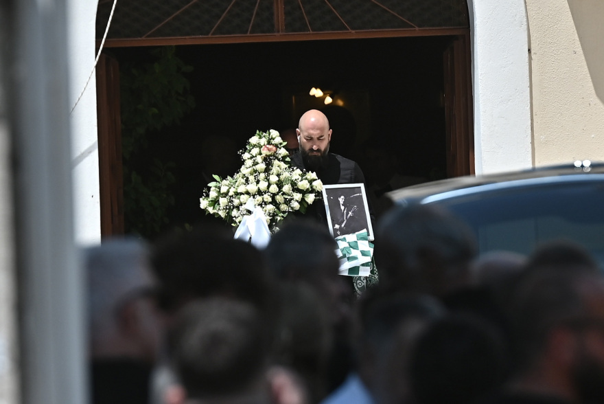 Συγγενείς και φίλοι αποχαιρέτισαν τον Λορέντζο Καριέρε, δείτε βίντεο και φωτογραφίες