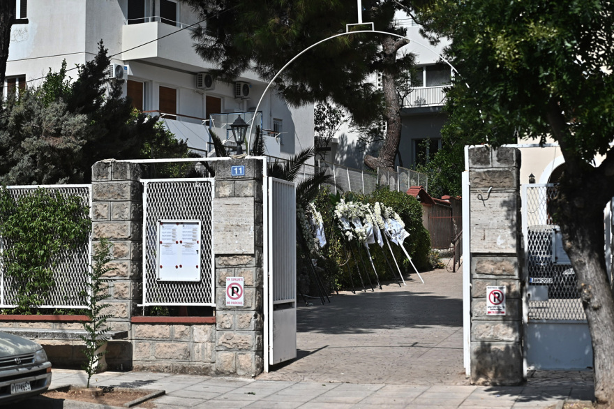 Συγγενείς και φίλοι αποχαιρετούν τον Λορέντζο Καριέρε, δείτε βίντεο και φωτογραφίες