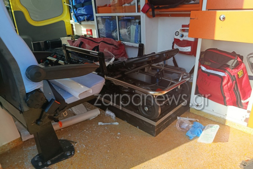 Ασθενοφόρο συγκρούστηκε με ΙΧ στα Χανιά: Από ανακοπή κατέληξε ο ασθενής, τραυματίες οι δύο διασώστες
