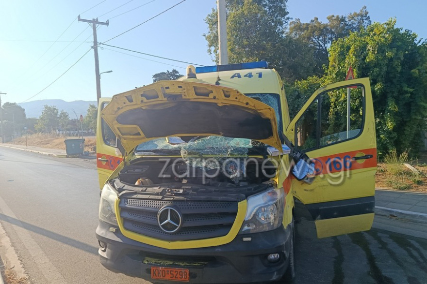 Ασθενοφόρο συγκρούστηκε με ΙΧ στα Χανιά: Από ανακοπή κατέληξε ο ασθενής, τραυματίες οι δύο διασώστες
