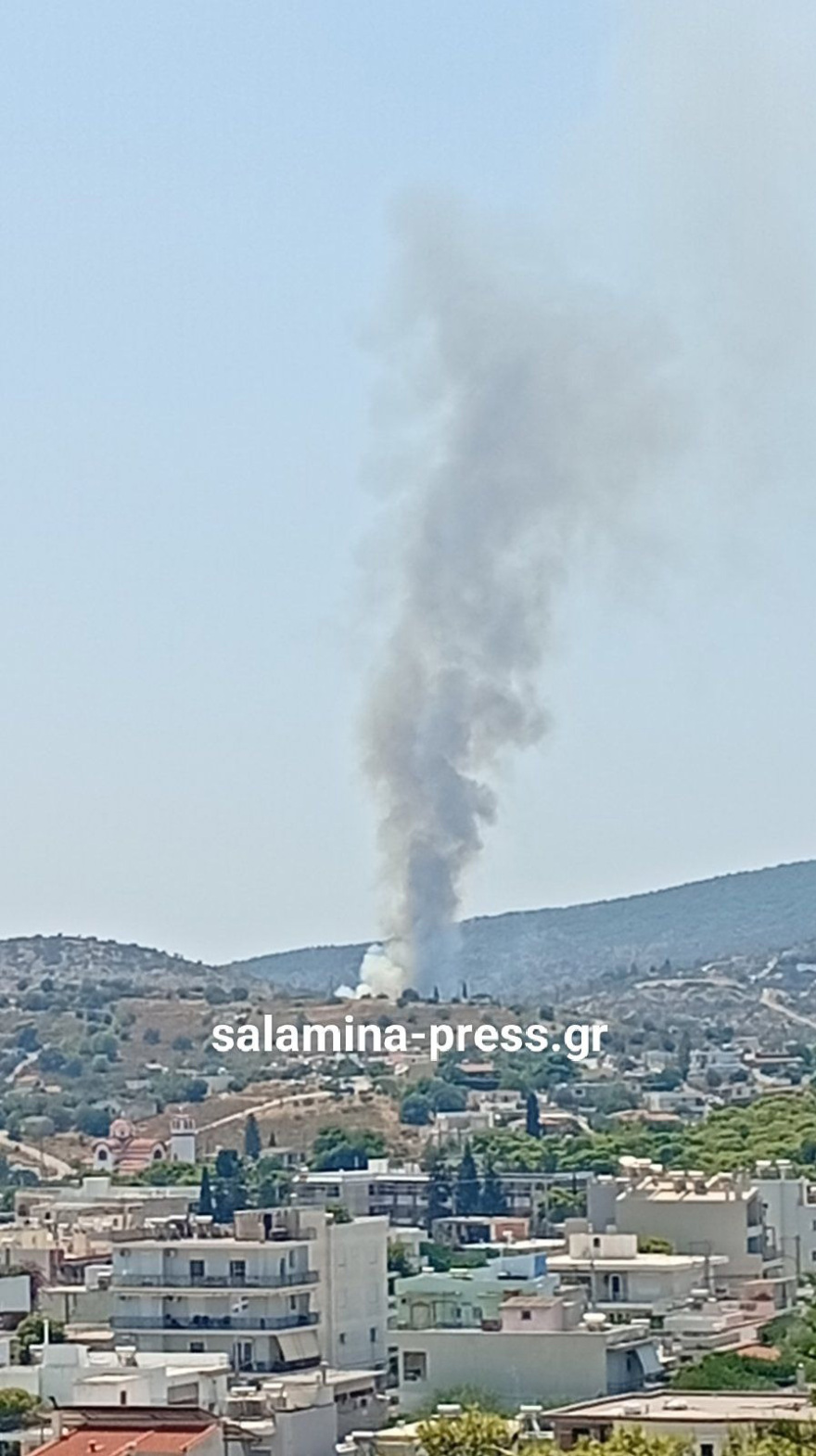 Οριοθετήθηκε η φωτιά στη Σαλαμίνα: Έκαιγε κοντά σε σπίτια, πολίτες απομακρύνθηκαν προς παραλία 10 Φωτιά κοντά σε σπίτια στα Σελίνια Σαλαμίνας, 112 για απομάκρυνση προς παραλία