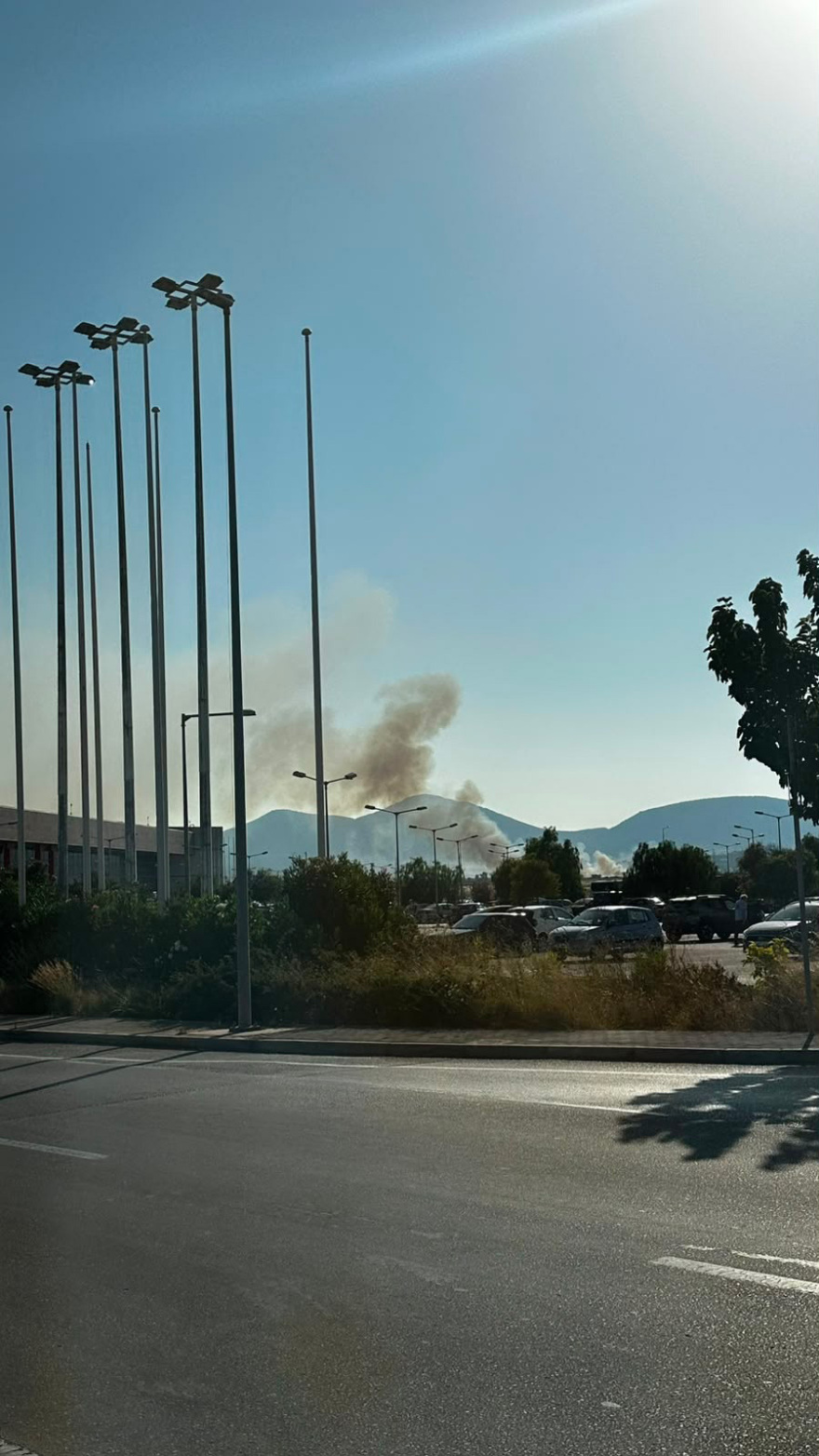 Φωτιά στο Πάτημα Κορωπίου: 112 για ετοιμότητα, 78 πυροσβέστες και πέντε εναέρια στη μάχη της κατάσβεσης, βίντεο