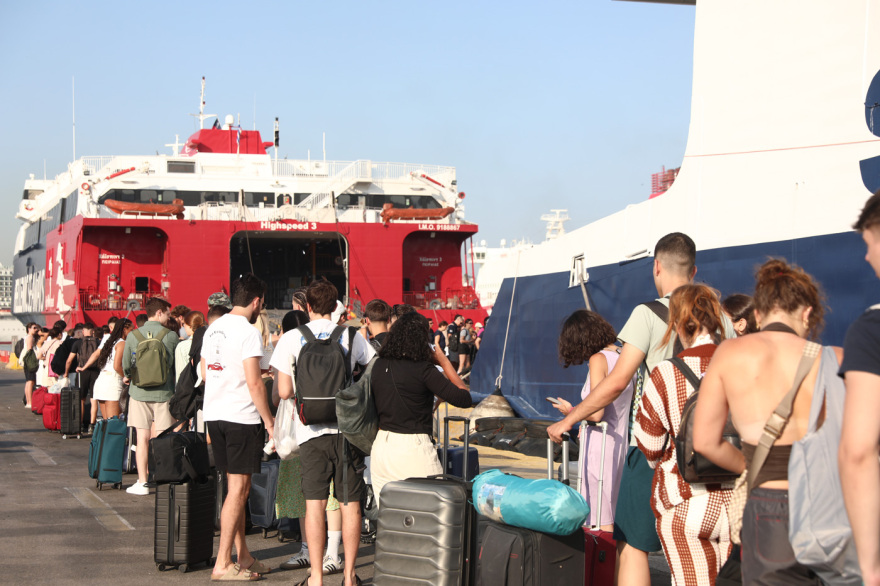 Κορυφώνεται η έξοδος των αδειούχων του Ιουλίου, αυξημένη η κίνηση στο λιμάνι του Πειραιά, δείτε φωτογραφίες