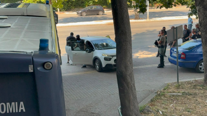 Στα δικαστήρια ο 25χρονος για τη φονική επίθεση στο σπίτι της οικογένειας Νέστορα, δείτε βίντεο και φωτογραφίες