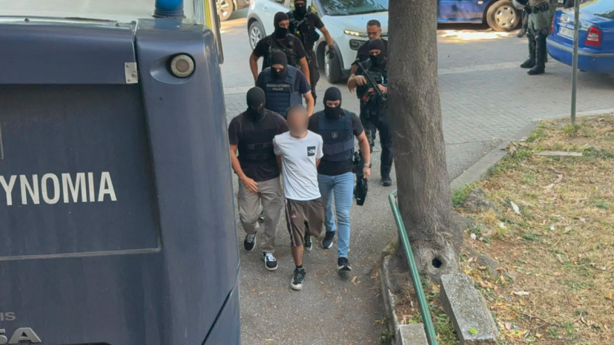 Στα δικαστήρια ο 25χρονος για τη φονική επίθεση στο σπίτι της οικογένειας Νέστορα, δείτε βίντεο και φωτογραφίες