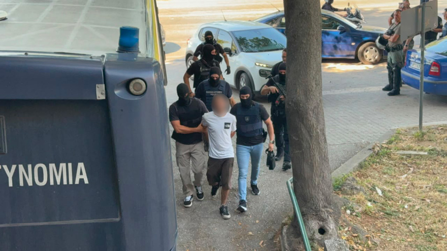 Στα δικαστήρια ο 25χρονος για τη φονική επίθεση στο σπίτι της οικογένειας Νέστορα, δείτε βίντεο και φωτογραφίες
