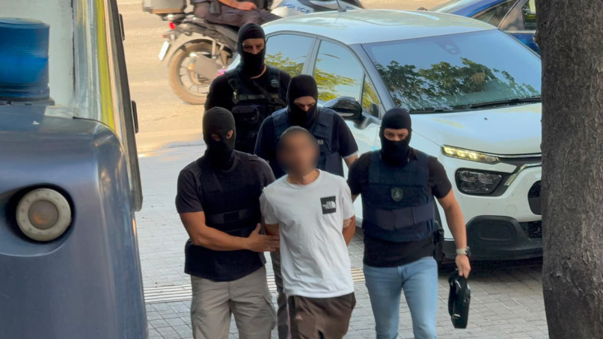 Στα δικαστήρια ο 25χρονος για τη φονική επίθεση στο σπίτι της οικογένειας Νέστορα, δείτε βίντεο και φωτογραφίες