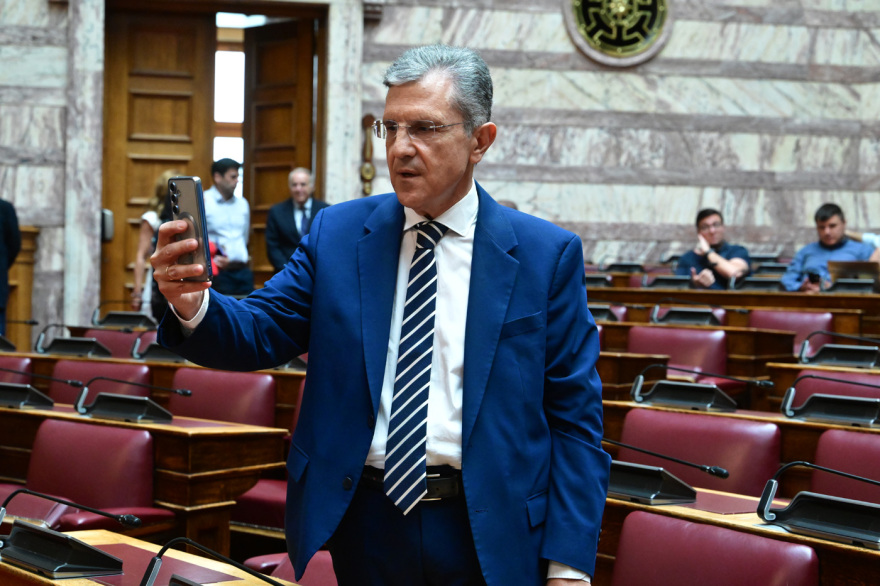 Τα παρασκήνια της ΚΟ της Νέας Δημοκρατίας: Η γαλαρία, οι αγκαλιές, το βιβλίο-μήνυμα και τα πηγαδάκια