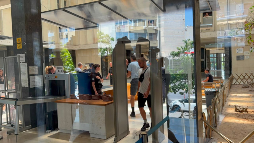 Θεσσαλονίκη: Στη φυλακή και ο τέταρτος κατηγορούμενος για τη φονική επίθεση στο σπίτι της οικογένειας Νέστορα, επεισόδια στα δικαστήρια