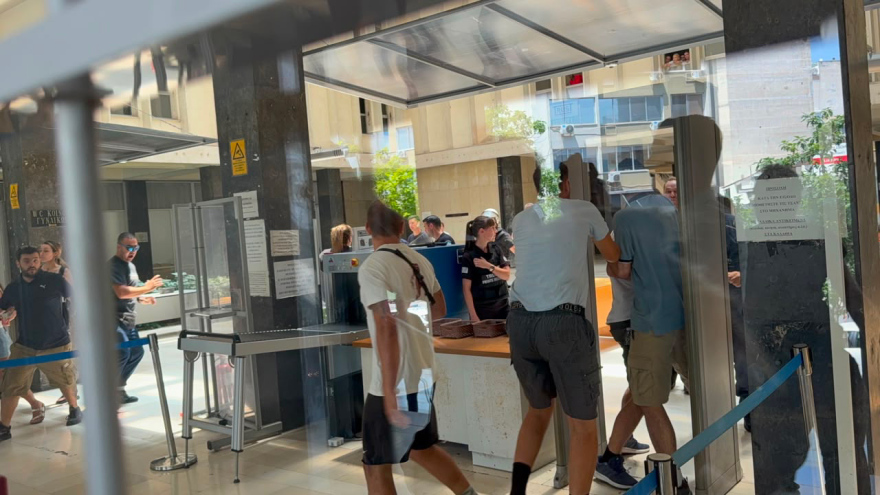 Θεσσαλονίκη: Στη φυλακή και ο τέταρτος κατηγορούμενος για τη φονική επίθεση στο σπίτι της οικογένειας Νέστορα, επεισόδια στα δικαστήρια