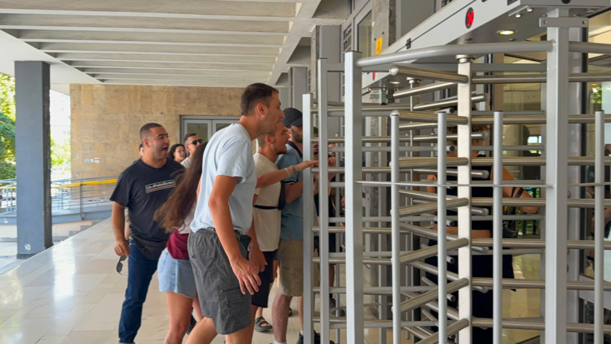 Θεσσαλονίκη: Στη φυλακή και ο τέταρτος κατηγορούμενος για τη φονική επίθεση στο σπίτι της οικογένειας Νέστορα, επεισόδια στα δικαστήρια