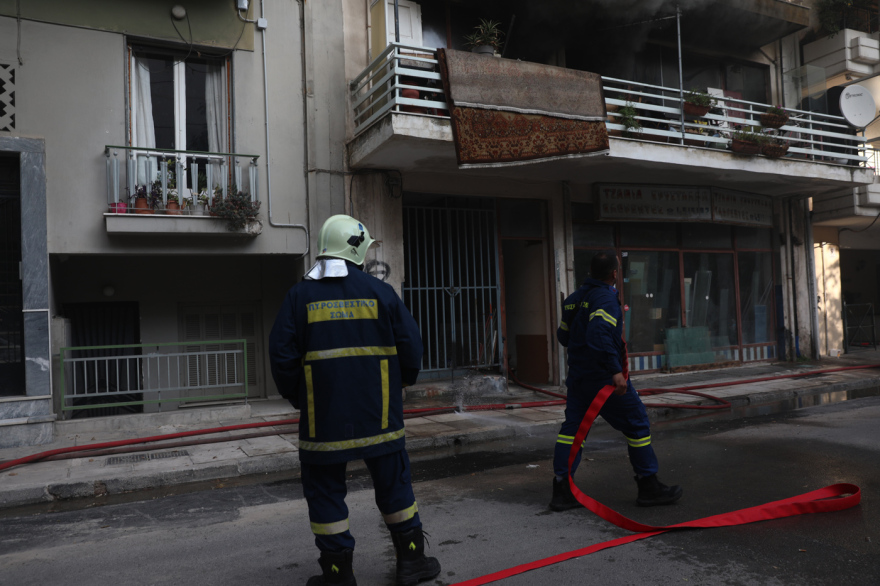 Καλύτερη η εικόνα της φωτιάς σε διαμέρισμα στον Πειραιά, ακούστηκαν εκρήξεις, δεν υπάρχουν αναφορές για εγκλωβισμένους, δείτε βίντεο και φωτογραφίες
