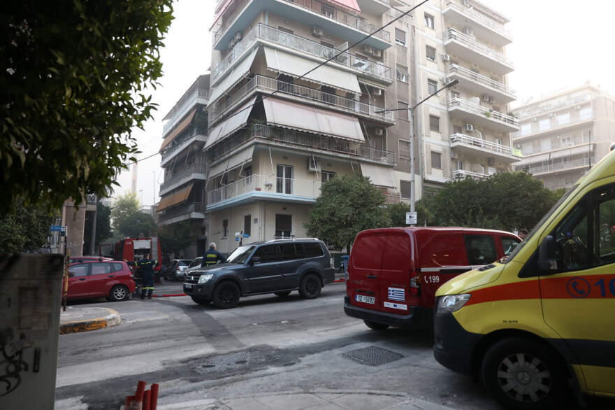 Καλύτερη η εικόνα της φωτιάς σε διαμέρισμα στον Πειραιά, ακούστηκαν εκρήξεις, δεν υπάρχουν αναφορές για εγκλωβισμένους, δείτε βίντεο και φωτογραφίες