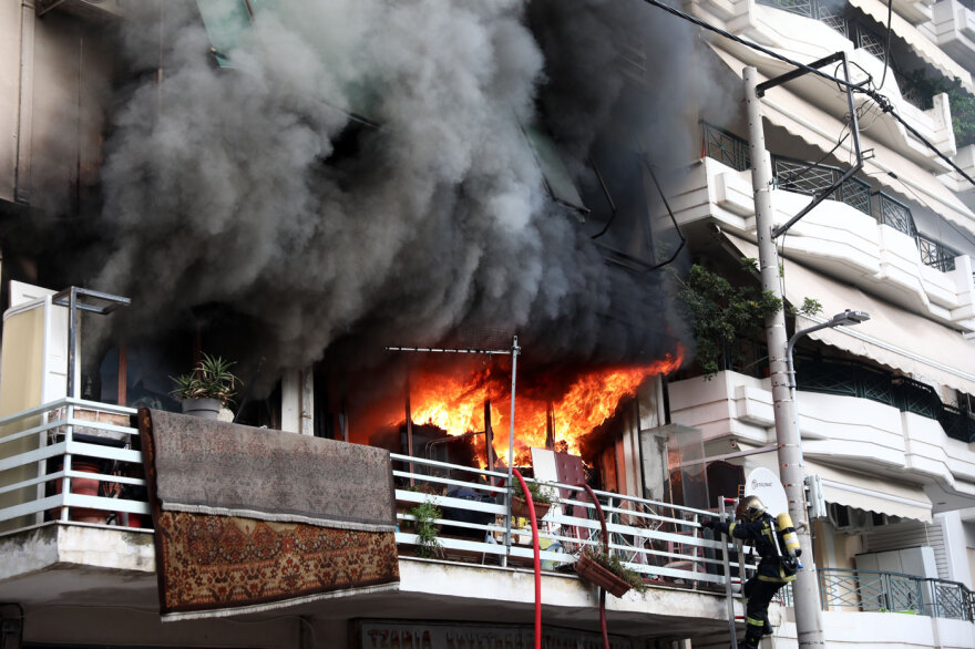 Καλύτερη η εικόνα της φωτιάς σε διαμέρισμα στον Πειραιά, ακούστηκαν εκρήξεις, δεν υπάρχουν αναφορές για εγκλωβισμένους, δείτε βίντεο και φωτογραφίες