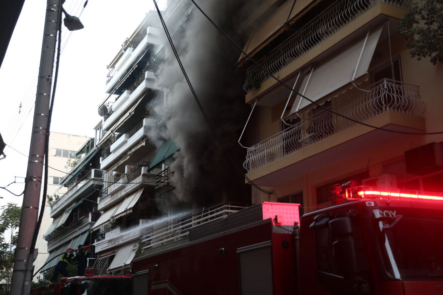 Καλύτερη η εικόνα της φωτιάς σε διαμέρισμα στον Πειραιά, ακούστηκαν εκρήξεις, δεν υπάρχουν αναφορές για εγκλωβισμένους, δείτε βίντεο και φωτογραφίες