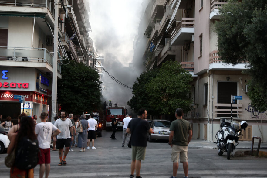 Καλύτερη η εικόνα της φωτιάς σε διαμέρισμα στον Πειραιά, ακούστηκαν εκρήξεις, δεν υπάρχουν αναφορές για εγκλωβισμένους, δείτε βίντεο και φωτογραφίες