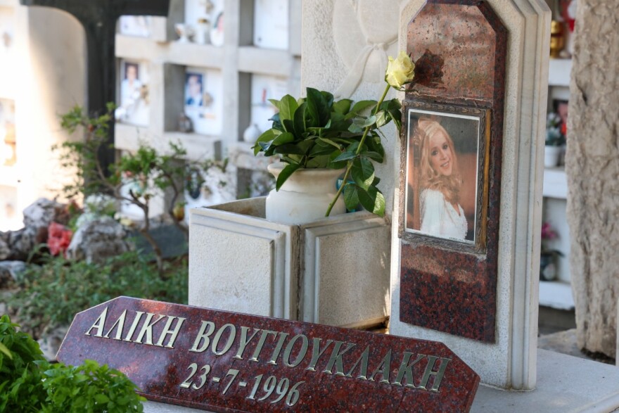 Μνημόσυνο για τα 30 χρόνια από τον θάνατο της Αλίκης Βουγιουκλάκη, απών ο γιος της Γιάννης Παπαμιχαήλ