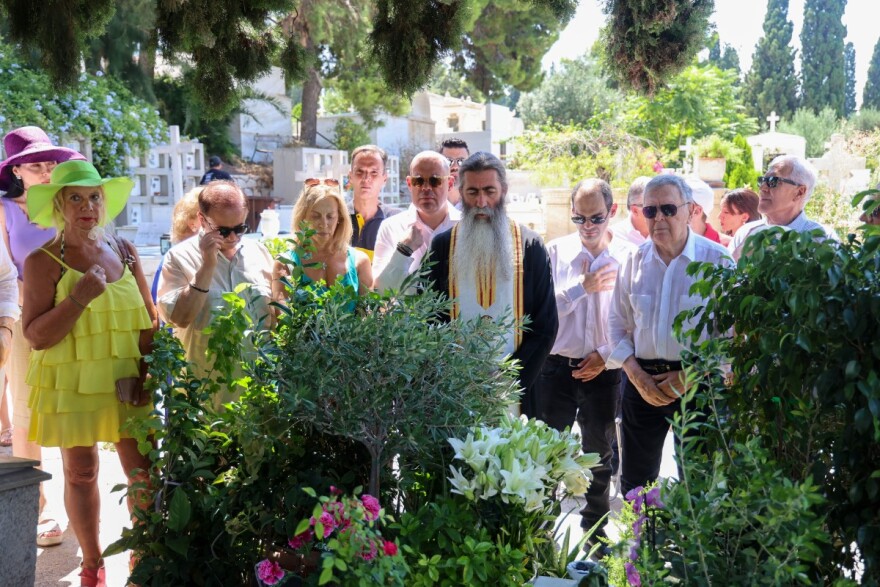 Μνημόσυνο για τα 30 χρόνια από τον θάνατο της Αλίκης Βουγιουκλάκη, απών ο γιος της Γιάννης Παπαμιχαήλ