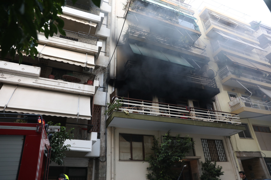 Καλύτερη η εικόνα της φωτιάς σε διαμέρισμα στον Πειραιά, ακούστηκαν εκρήξεις, δεν υπάρχουν αναφορές για εγκλωβισμένους, δείτε βίντεο και φωτογραφίες